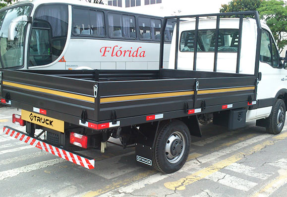 4truck-caminhonete-iveco-daily-carroceria-carga-seca-branca-400-preta-amarela-01