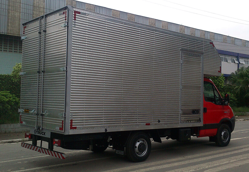 4truck-customizados-bau-de-aluminio-sobre-cabine-bau-de-aluminio-corrugado-natural-sobrecabine-chanfrado-iveco-daily-35S14-1