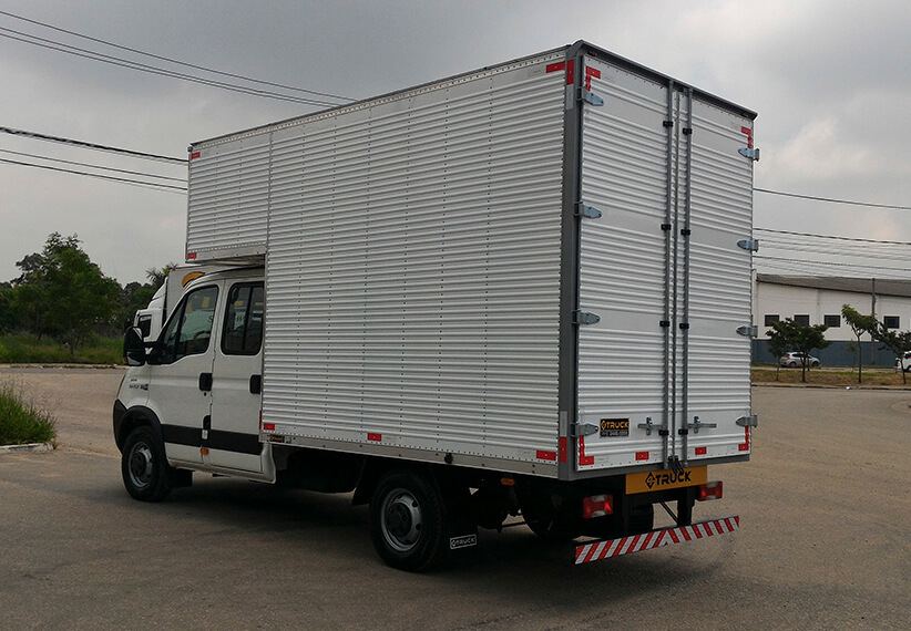 4truck-customizados-bau-de-aluminio-sobre-cabine-bau-de-aluminio-corrugadobBranco-sobrecabine-reto-iveco-daily-35S14-cd3