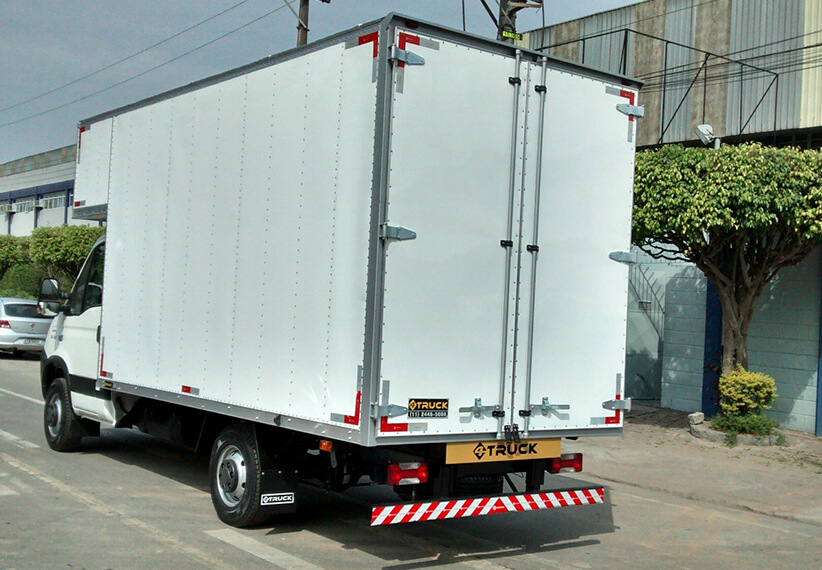 4truck-customizados-bau-de-aluminio-sobre-cabine-liso-branco-sbrecabine-reto-iveco-daily-35s14