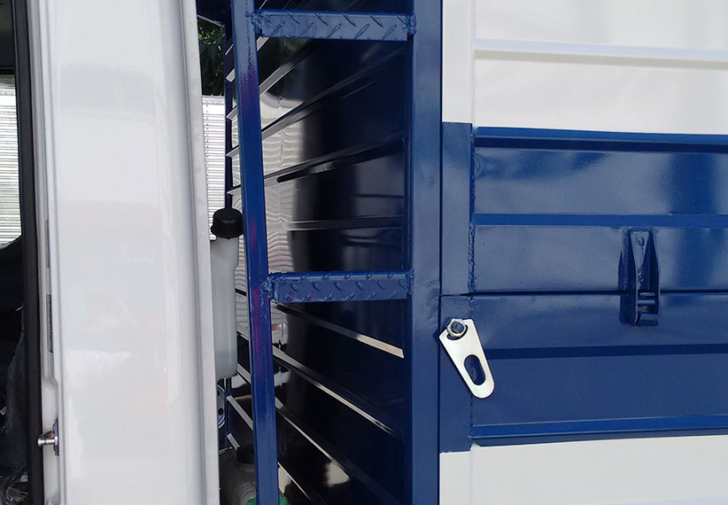 4truck-customizadoss-portifolio-carroceria-metalicas-pecas-e-acessorios-escada-lateral-2